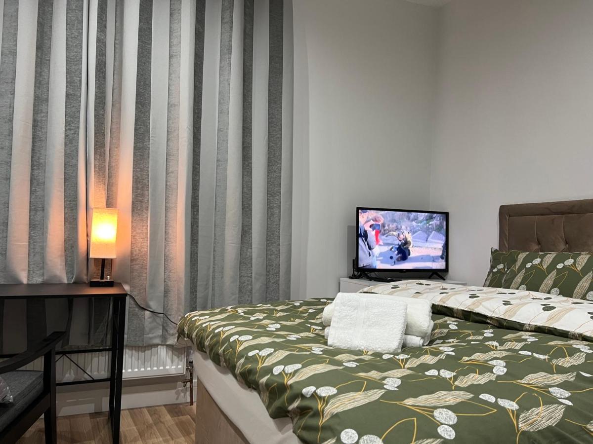 Park View Serviced Apartment - Next To Northolt Tube Station - Near Central London & Wembley Kültér fotó